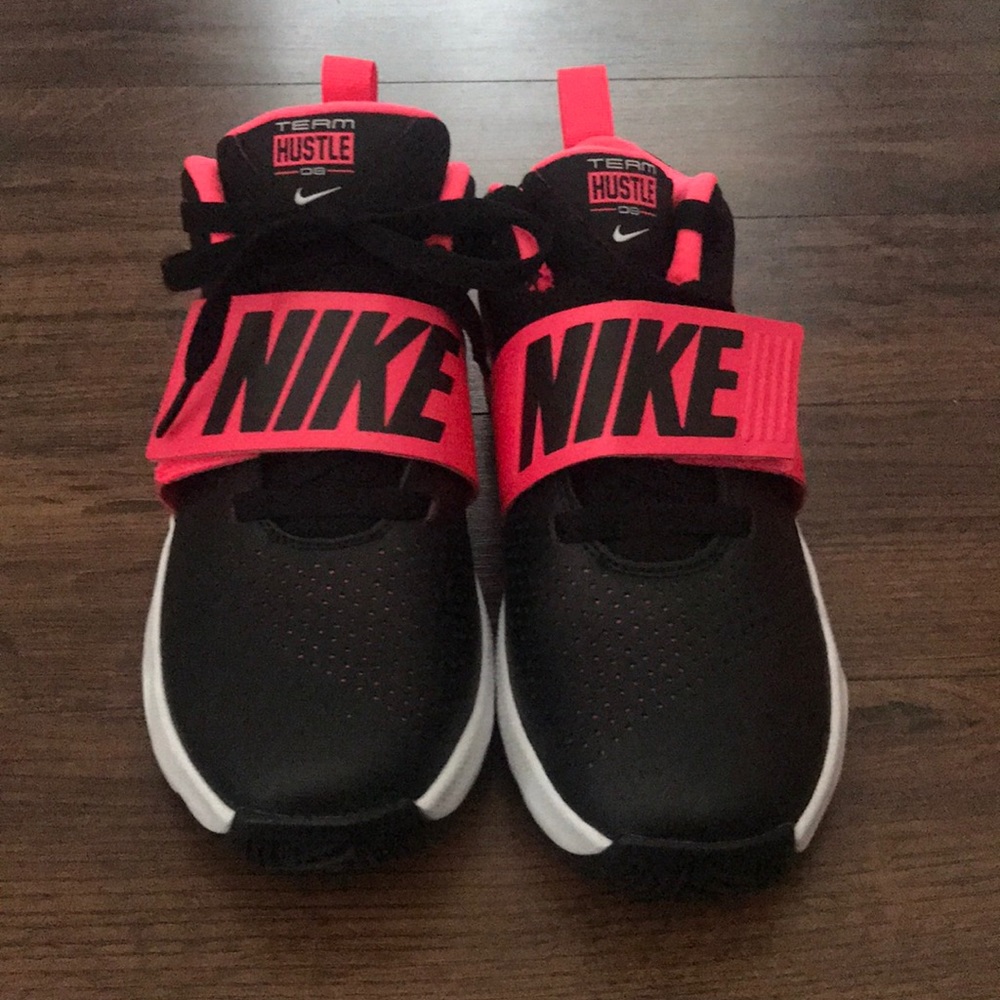 🆕 Nike Team Hustle Sneakers!